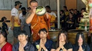 Ритуалы святой воды обещают удачу и процветание в Ват Дон Тонг | Thaiger